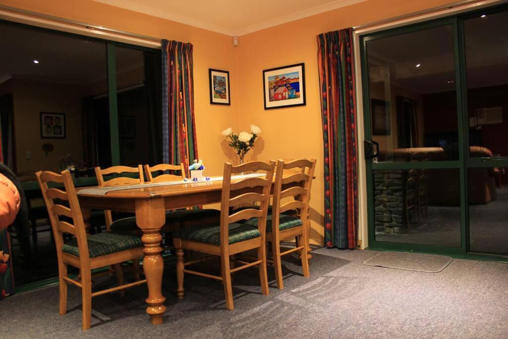 Popular Family And Pet Friendly Modern Cosy Bach Wifi Holiday home *