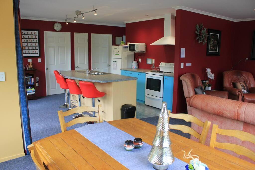 Popular Family And Pet Friendly Modern Cosy Bach Wifi Holiday home