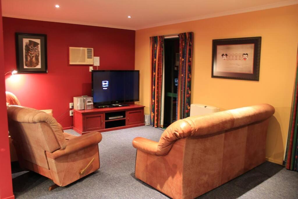 Popular Family And Pet Friendly Modern Cosy Bach Wifi Holiday home